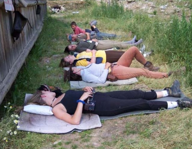  Siesta a la sombra antes de volver a subir a caballo